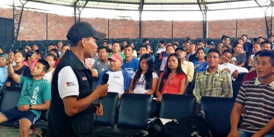 Charla de un técnico de Arcsa para instruir acerca de los registros sanitarios oficiales. Manabí, Ecuador.