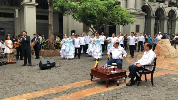 Carlos Bergmann y Jaime Nebot hacen un alto en su entrevista para recrearse con arte musical guayaquileño.