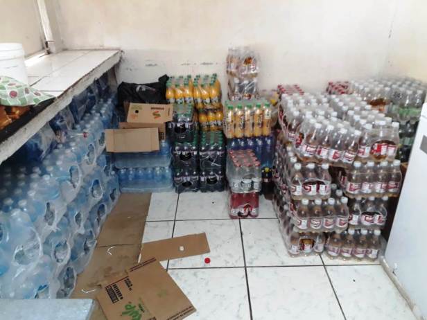 Bebidas embotelladas, con alto contenido de azúcar, en un bar escolar de Manta. Manabí, Ecuador.