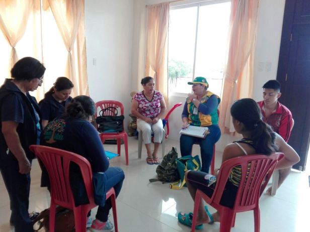 El programa social estatal Las Manuelas evalúa la situación socioeconómica de una familia con personas discapacitadas, en Manta. Manabí, Ecuador.