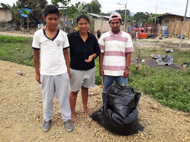 Vicente Cusme y Gloria Cagua, con su hijo mayor
