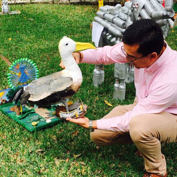 Un albatro hecho de plástico desechado ganó el concurso Alrededor de Iberoamérica realizado en Manta. Manabí, Ecuador.