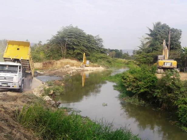 Reparación del dique que permite captar agua del Río Portoviejo para potabilizarla en la planta de El Ceibal, Rocafuerte. Manabí, Ecuador.