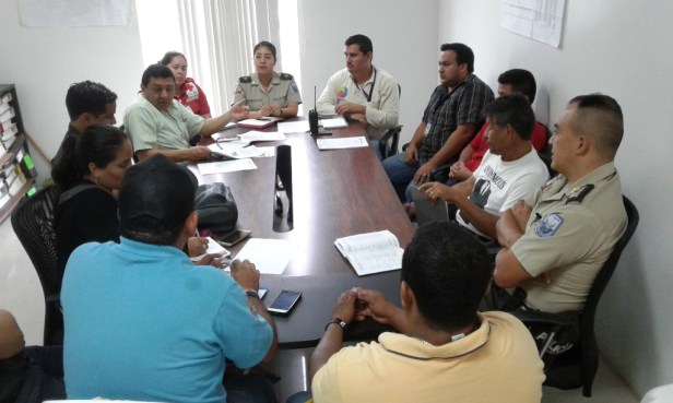 Miembros del Chone Moto Club y varias autoridades públicas cantonales, en reunión coordinadora de la Motoaventura número 3. Manabí, Ecuador.