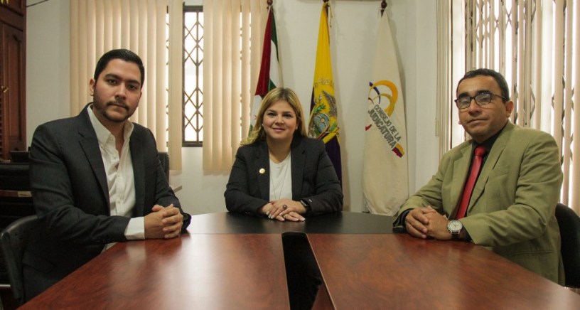 José Verdi Cevallos, Paulina Sabando y Líder Vélez de la Cruz.