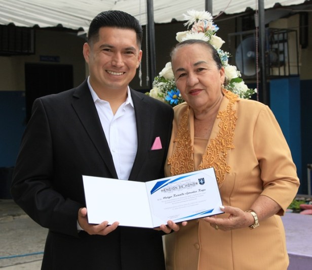 La Hora Cívica municipal de Manta entregó Mención de Honor a la Escuela 10 de Agosto, por su cumpleaños. Manabí, Ecuador.
