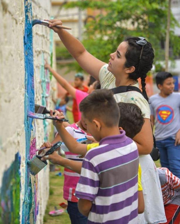 Niños de Manta pintan un mural que expresa rechazo a la violencia contra las mujeres. Manabí, Ecuador.
