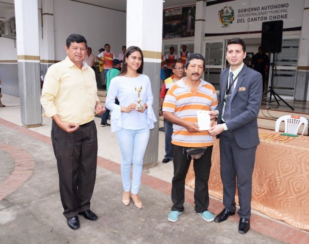 Entrega de premios a triciclistas de Chone ganadores de una competencia por las fiestas de fundación de la ciudad. Manabí, Ecuador.