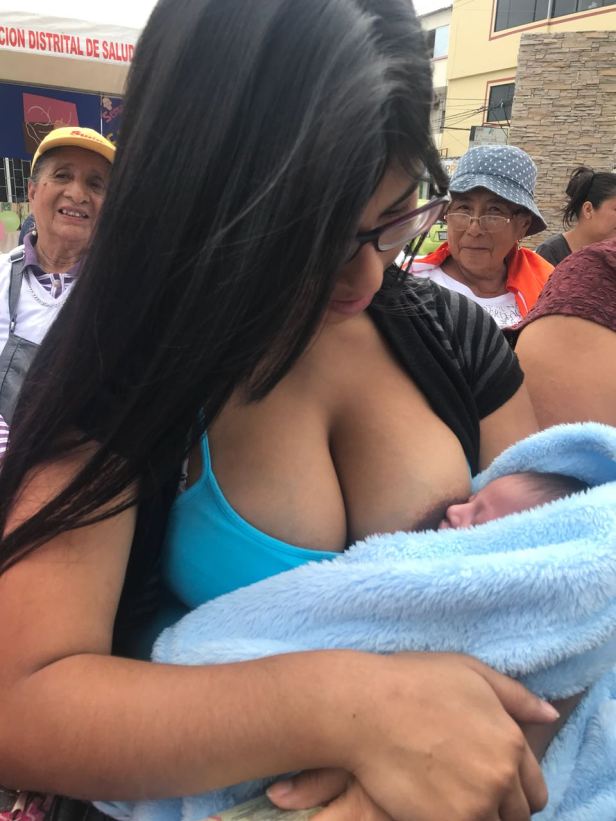 Madre joven amamanta a su bebé. Semana de lactancia materna en Manta. Manabí, Ecuador.