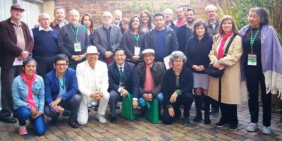 Académicos de Latinoamérica posan en un aparte del congreso Solar reunido en Bogotá, Colombia.