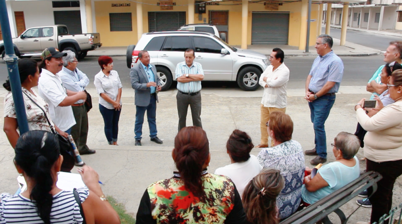 Alcalde de Manta y el secretario del Comité de la Reconstrucción posterremoto, anuncian en Tarqui la reconstrucción del mercado municipal. Manabí, Ecuador.