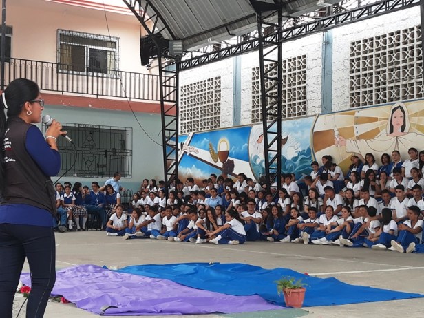 Alumnos de una unidad educativa de la zona rural de Portoviejo aprenden a manejar el "semáforo nutricional" impreso en etiquetas y envolturas de alimentos y medicinas. Manabí, Ecuador.
