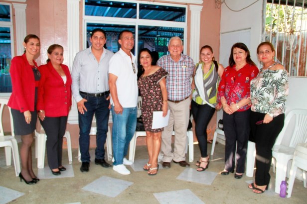 La Señora Cantón Bolívar 2018, en su domicilio de Calceta, con las autoridades municipales que le comunicaron su designación. Manabí, Ecuador.