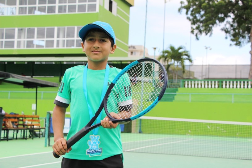Axel Santos, campeón niños del III Grand Slam municipal de tenis, en el Umiña Tenis Club de Manta. Manabí, Ecuador.