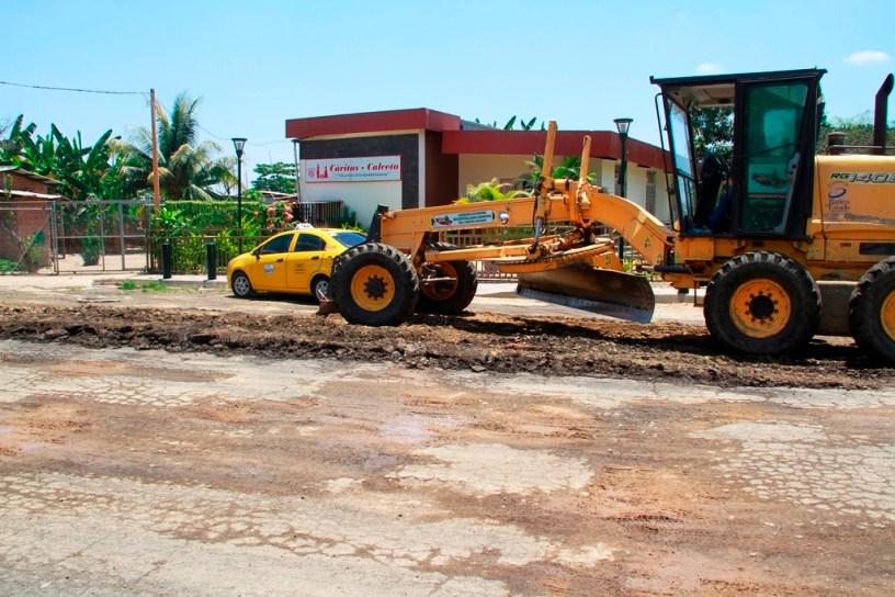 Maquinaria municipal del Cantón Bolívar reconforma y compacta calles de Calceta que son repavimentadas. Manabí, Ecuador.