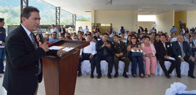 Ciudadanos del Cantón Olmedo escuchan al gerente zonal del BDE en Manabí, Ignacio Mendoza. Manabí, Ecuador.