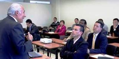 Charla instructiva en el Consejo de la Judicatura de Ecuador, en Quito.