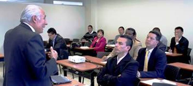 Charla instructiva en el Consejo de la Judicatura de Ecuador, en Quito.