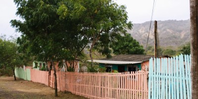 El colorido sendero que lleva a la playa marina de Ligüiqui, en la zona rural de Manta. Manabí, Ecuador.