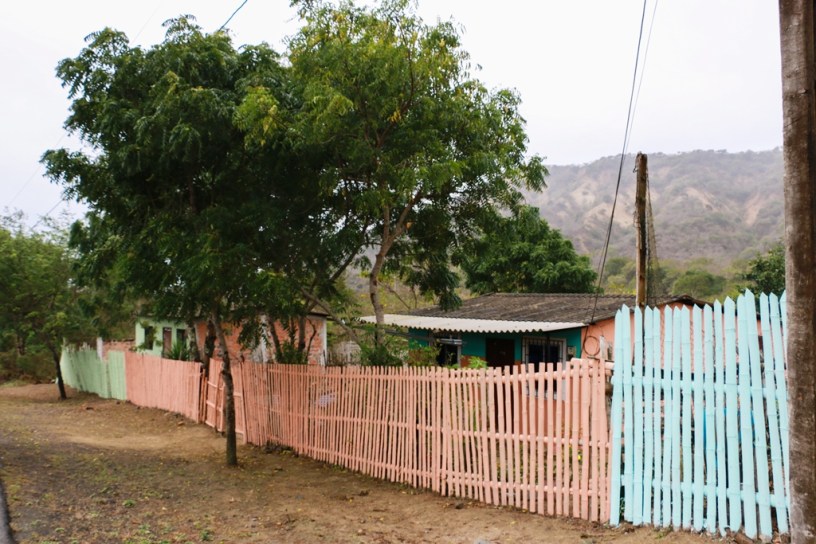 El colorido sendero que lleva a la playa marina de Ligüiqui, en la zona rural de Manta. Manabí, Ecuador.