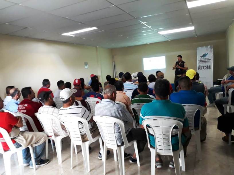 Comerciantes minoristas de Calderón, Portoviejo, asisten a una clase de Arcsa sobre manipulación de alimentos. Manabí, Ecuador.