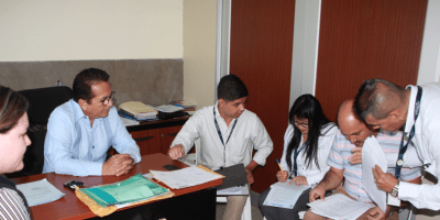 El comité municipal de ferias de Manta, en el momento de adjudicar la organización a Irvin Zavala Moreira. Manabí, Ecuador.