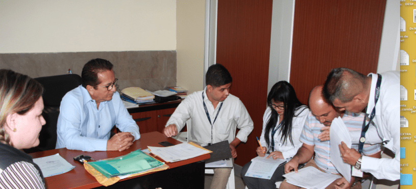 El comité municipal de ferias de Manta, en el momento de adjudicar la organización a Irvin Zavala Moreira. Manabí, Ecuador.