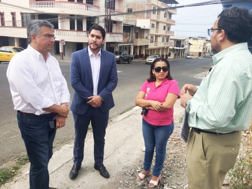 Delegados del Consejo de la Judicatura para Manabí, junto al secretario técnico del Comité de Reconstrucción posterremoto, visitan en Manta uno de los edificios judiciales dañados. Manabí, Ecuador.