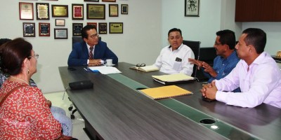 Delegación del Comité pro Mejoras del Barrio María Auxiliadora II, de la ciudad de Manta, dialogan con el alcalde local. Manabí, Ecuador.