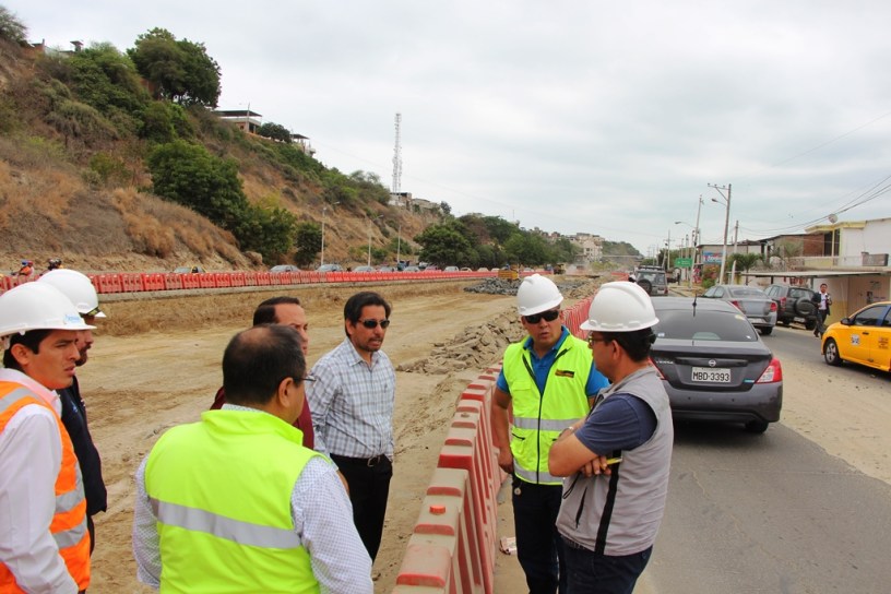 Avenida de la Cultura en proceso de ampliación, Manta. Manabí, Ecuador.