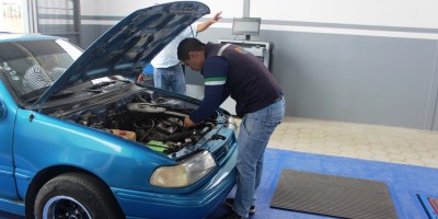 Experto revisa las condiciones mecánicas y eléctricas de un automóvil, en el taller municipal de Chone. Manabí, Ecuador.
