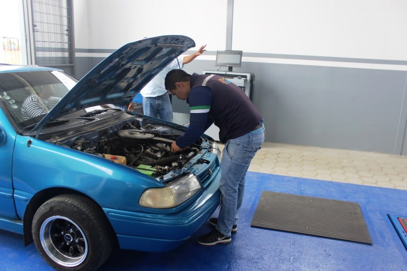 Experto revisa las condiciones mecánicas y eléctricas de un automóvil, en el taller municipal de Chone. Manabí, Ecuador.