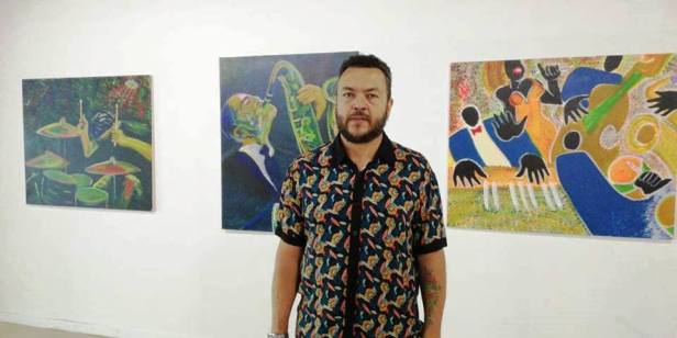 El pintor colombiano Gabriel Calle Arango muestra algunas de sus obras en el Museo Centro Cultural Manta. Manabí, Ecuador.