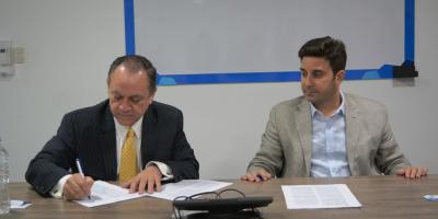 Mario Ayala, presidente alterno de la Cámara de Industrias de Guayaquil, firma el convenio; lo observa Matías Laks, CEO de Unilever. Guayaquil, Ecuador.