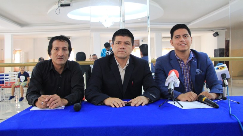 En el Complejo Deportivo Manos Unidas de Manta, anunciando la entrega de premios La Pirámide del Éxito. Manabí, Ecuador.