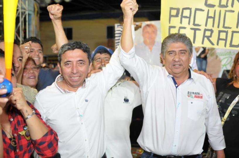 Patricio "Pachicho" Zambrano y Jaime Estrada Bonilla, durante la presentación del primero en Rocafuerte. Manabí, Ecuador.