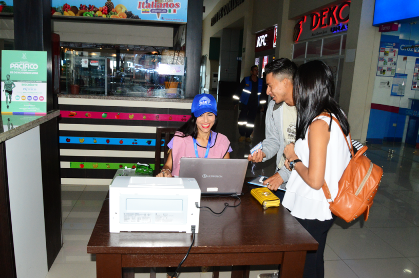 Puesto del CNE para registrar cambios de domicilios al pasar por el terminal terrestre de Manta. Manabí, Ecuador.