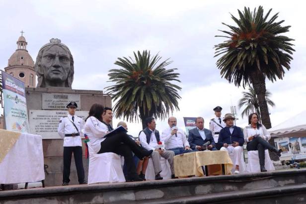 Escena del programa de radio y televisión Contigo Siempre, trasmitido en directo desde el Parque Bolívar de Otavalo. Imbabura, Ecuador.