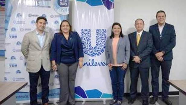 Desde la izquierda: Matías Laks, CEO Unilever; Ida Campi, rectora del Instituto Superior Juan Bautista; Alma Zeballos, coordinadora zonal de la Senescyt; Mario Ayala, presidente alterno de la Cámara de industrias de Guayaquil; Mario Zaldívar, gerente de Recursos Humanos de Unilever. Guayaquil, Ecuador.
