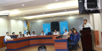 Reunión de funcionarios municipales de Manta con delegados de industrias locales. Manabí, Ecuador.
