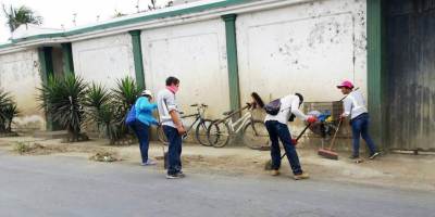 Voluntarios barren una calle de la ciudad de Manta. Manabí, Ecuador.