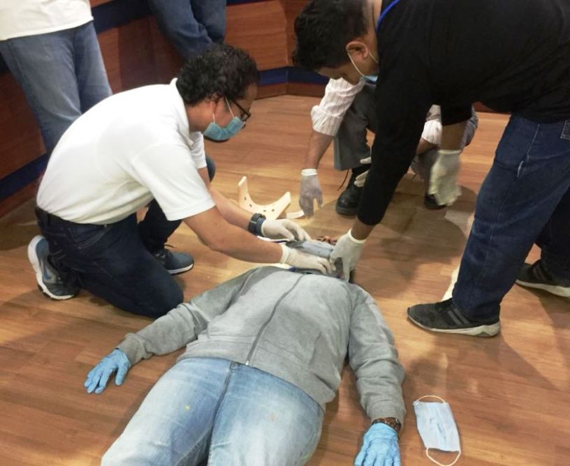 Trabajadores de la alianza empresarial Epam-Veolia, Manta, ensayan cómo administrar primeros auxilios médicos. Manabí, Ecuador.