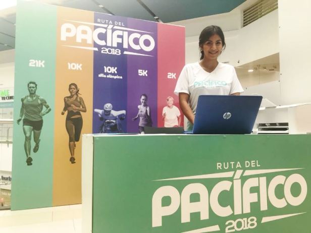 Stand para inscripción de los corredores de la Ruta del Pacífico 2018. Se halla en el Mall del Pacífico de la ciudad de Manta. Manabí, Ecuador.