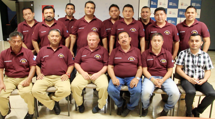 Miembros de la Asociación de Taxistas Turísticos de Manta, hicieron un alto en su aprendizaje del idioma inglés y posaron para esta foto. Manabí, Ecuador.