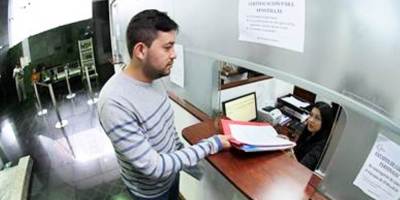 Ventanilla para atención al público en una dependencia judicial ecuatoriana.