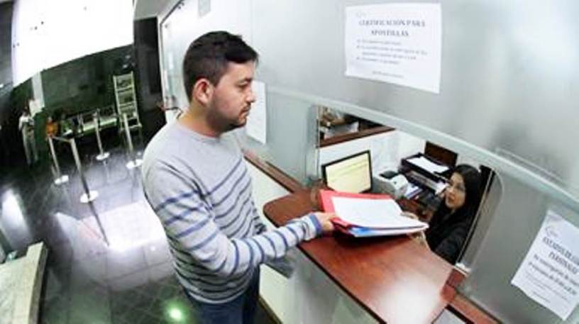 Ventanilla para atención al público en una dependencia judicial ecuatoriana.