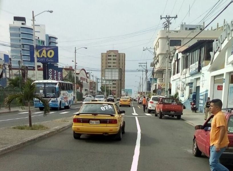 Tránsito cotidiano en una de las vías céntricas de la ciudad de Manta. Manabí, Ecuador.