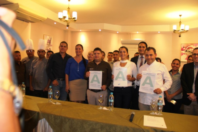 Representantes de cada uno de los tres restaurantes reconocidos con calificación sanitaria "A" de Arcsa, posando en el Montecristi Golf Club. Manabí, Ecuador.