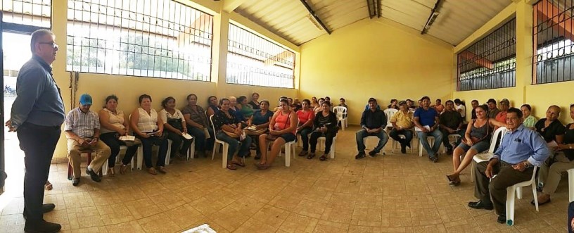 Moradores de una zona rural de Manabí interactúan con el instructor de un curso sobre violencia social patrocinado por la Judicatura. Manabí, Ecuador.