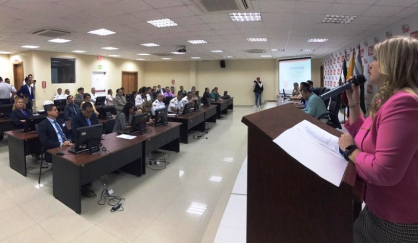 Disertación de Paulina Sabando, presidenta de la Corte Provincial de Justicia de Manabí, en un curso-taller sobre juzgamiento de infracciones penales. Manabí, Ecuador.